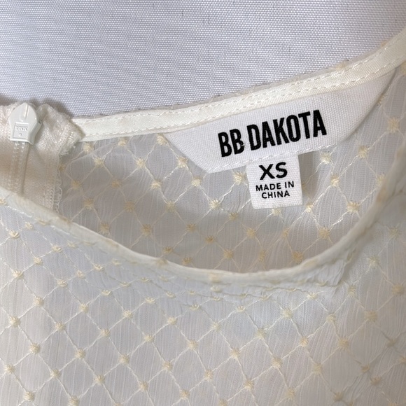 BB Dakota Size XS Crème Colored 2 Piece Dress Zippered Back Scallop hem - Picture 2 of 7